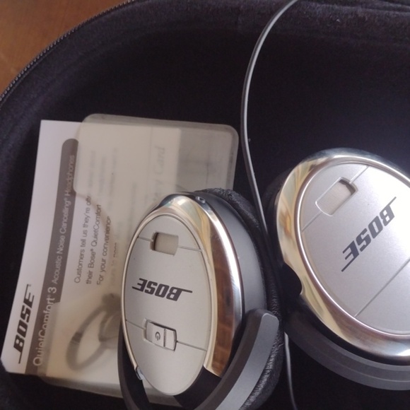 Bose Black and Silver Over-Ear Headphones NEW - Picture 4 of 5